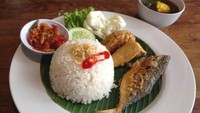 Suka ikan peda? Coba nikmati Nasi Liwet Peda Komplit di Opah Mami. Dalam nasi liwet diberi taburan teri medan goreng. Makannya bersama ikan peda yang asin gurih. Foto: dok. detikFood