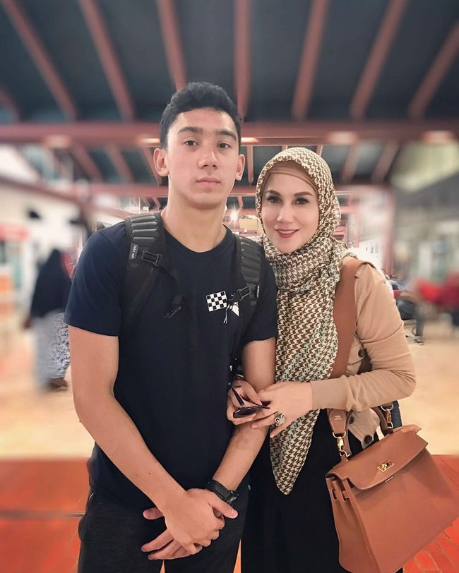 Marini Zumarnis yang kini berusia 41 tahun memiliki anak yang sudah ABG bernama Daffa Wardhana. Daffa saat ini berusia 18 tahun. Foto: Instagram