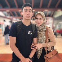 Marini Zumarnis yang kini berusia 41 tahun memiliki anak yang sudah ABG bernama Daffa Wardhana. Daffa saat ini berusia 18 tahun. Foto: Instagram