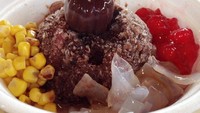 Panas gini paling enak makan es campur. @whatvinaeat mengunggah foto es campurnya berisi jelly, jagung manis, delima dan es serut dengan puding cokelat dan susu cokelat dari penjual es campur di pasar Atum, Surabaya.Foto: Istimewa