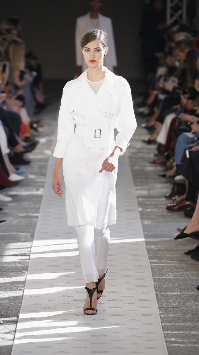 A model walks the runway at the Max Mara show during Milan Fashion Week Spring/Summer 2018 on September 21, 2017 in Milan, Italy.  (Photo by Andreas Rentz/Getty Images)