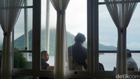 Waktu yang tepat untuk berkunjung ke sini yaitu saat sore hari. Sambil ngopi-ngopi cantik, dan ngobrol-ngobrol bersama teman, kamu bisa menikmati Maitara di depan mata (Wahyu/detikTravel)
