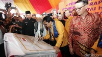 OSO menandatangani prasasti pembangunan gedung DPD Hanura Banten disaksikan Gunernur Banten, Wahidin Halim dan Wakil Gubernur, Andhika.