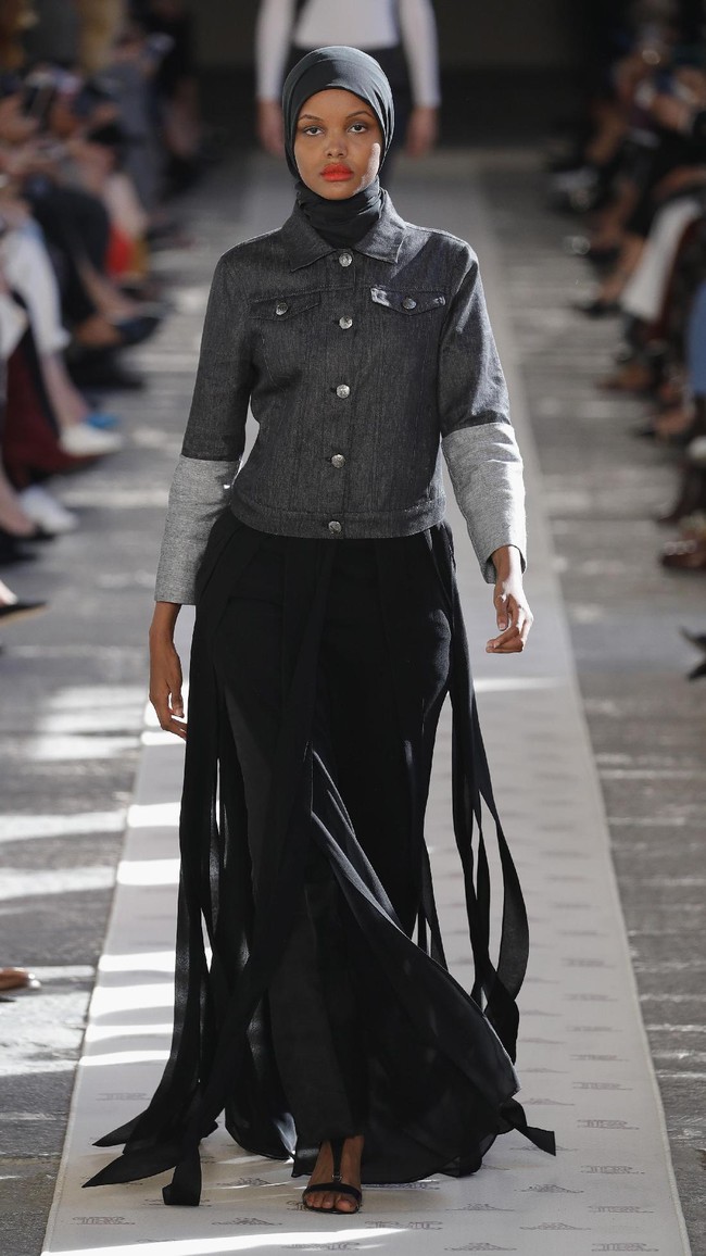 A model walks the runway at the Max Mara show during Milan Fashion Week Spring/Summer 2018 on September 21, 2017 in Milan, Italy.  (Photo by Andreas Rentz/Getty Images)