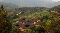 Fujian Tulou merupakan sebuah benteng pertahanan yang telah ada sejak 1000 tahun lalu. Bangunan ini awalnya adalah benteng pertahanan namun berkembang menjadi sebuah desa kecil (Sheng Li/Reuters)