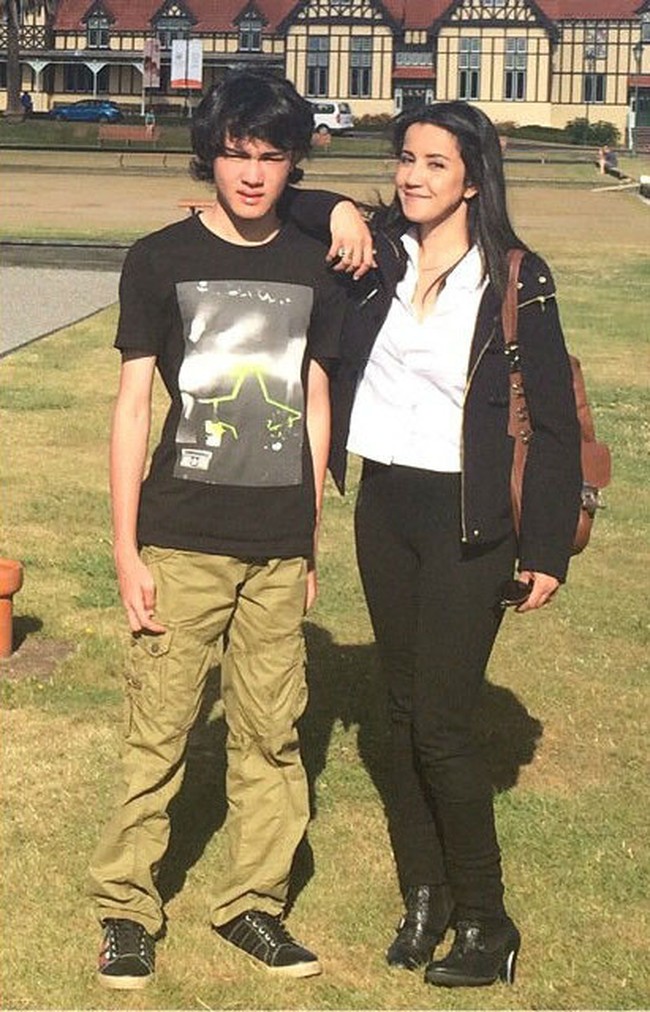 Andi Soraya yang berusia 41 tahun masih terlihat cantik dan awet muda saat anaknya Shawn Adrian kini berumur 18. Shawn sendiri juga terjun ke dunia entertainment reality show Anak Artis. Foto: Instagram