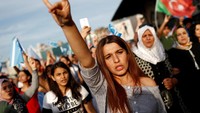 Orang-orang Turki berdemonstrasi menentang referendum Kurdi itu. Terlihat perempuan mengacungkan gestur serigala abu-abu Turki yang ultra-nasionalistik.  Mereka berdemo di Istanbul Turki, 24 September 2017. (Murad Sezer/REUTERS)