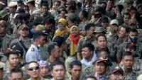 Mereka menuntut diangkat menjadi pegawai negeri sipil.