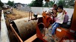 Bahaya Mengintai Anak-anak di Proyek Normalisasi Ciliwung
