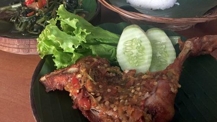 Huah! Di 5 Tempat Ini Ada Ayam dan Bebek Goreng Berbalut 