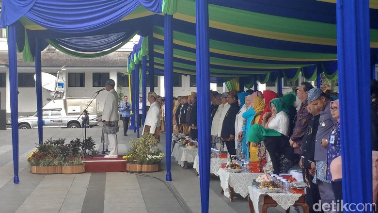 Ridwan Kamil Geram Lihat PNS Ngobrol Saat Upacara HUT Bandung Ridwan Kamil Geram Lihat PNS Ngobrol Saat Upacara HUT Bandung