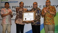 Ketua Komisi Kebijakan DJSN Zainal Abidin, Ketua Dewan Jaminan Sosial Nasional Sigit Priohutomo, Direktur Utama BPJS Ketenagakerjaan Agus Susanto dan Ketua Dewan Pengawas BPJS Ketenagakerjaan Guntur Witjaksono saat BPJS Ketenagakerjaan menerima penilaian kinerja yang dilakukan dalam 3 tahun ke belakang oleh Dewan Jaminan Sosial Nasional (DJSN) di Hotel Gran Melia, Jakarta, Senin (25/9/2017).