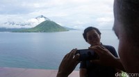 Terakhir, boleh banget loh foto selfie dengan latar belakang Pulau Maitara. Unggah juga di sosial media agar makin eksis dan sebagai bukti kalau kamu pernah berkunjung ke pulau yang ada di uang seribu rupiah (Wahyu/detikTravel)