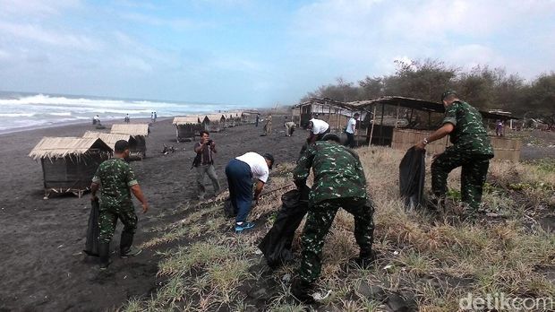 Bersih-bersih pantai Jatimalang, Purworejo. 