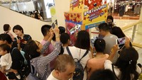 Mesin pun sampai dikerubungi pengunjung mal. Mulai dari anak-anak hingga orang dewasa. Sampai ada 1.000 partisipan dalam waktu 12 jam menurut staf mal. Foto: Istimewa