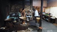Ada tujuh orang yang mengurus warung Gudeg Pawon ini. Uniknya, semua pelanggan yang datang akan masuk ke rumah kecil yang didalamnya adalah dapur dengan menggunakan tungku tradisional (Masaul/detikTravel)