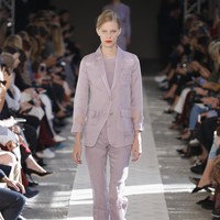 A model walks the runway at the Max Mara show during Milan Fashion Week Spring/Summer 2018 on September 21, 2017 in Milan, Italy.  (Photo by Andreas Rentz/Getty Images)