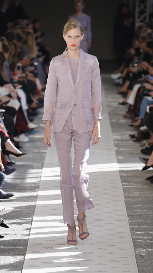 A model walks the runway at the Max Mara show during Milan Fashion Week Spring/Summer 2018 on September 21, 2017 in Milan, Italy.  (Photo by Andreas Rentz/Getty Images)