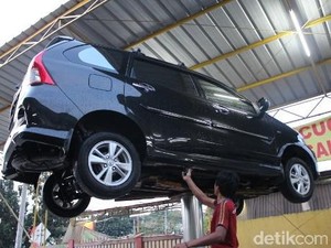 Mobil Jatuh dari Hidrolik Cuci Mobil, Asuransinya Bisa Diklaim?