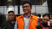 Eddy diduga sudah menerima Rp 300 juta untuk melunasi mobil Toyota Alphard miliknya. Selain itu Eddy diduga akan menerima duit Rp 200 juta pada Sabtu (16/9) di rumah dinasnya. Total suap untuk Eddy adalah Rp 500 juta.