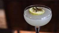 Tak hanya dalam makanan, serangga juga merambah ke bar-bar di Thailand. Minuman ini contohnya (AFP)