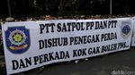 Demo Satpol PP dan Dishub DKI Tuntut Status PNS
