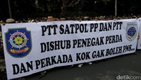 Pantauan detikcom di lokasi, terlihat anggota Satpol PP dan Dishub DKI mulai memadati lokasi pada pukul 09.45 WIB. Mereka membawa spanduk dan ada mobil komando. Sementara itu, di dalam kompleks kantor KemenPAN-RB, terlihat sebuah mobil Baraccuda dan satu mobil antihuru-hara.