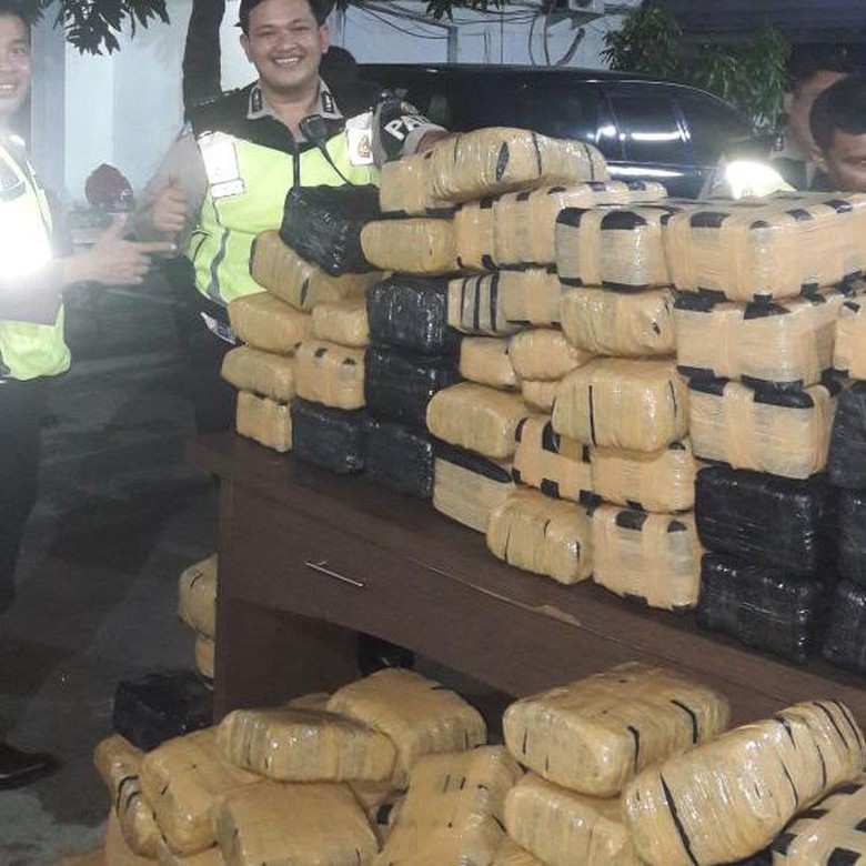 Dua Mobil Kabur Saat Polisi Amankan Pikap yang Bawa 119 Paket Ganja Dua Mobil Kabur Saat Polisi Amankan Pikap yang Bawa 119 Paket Ganja