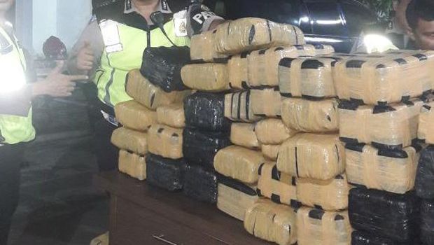 Satu pikap berisi ganja sekitar 119 paket atau bal ganja. (Dok @TMCPoldaMetro).