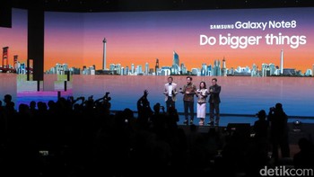 Soal harga, vendor asal Korea Selatan itu membanderol Galaxy Note 8 Rp 12,999 juta sehingga saat ini merupakan ponsel termahalnya. Saat pembelian, konsumen akan mendapat Tumi Leather case dan cashback hingga Rp 800 ribu. Handset ini mulai bisa bebas didapatkan pada 29 September (Foto: detikINET/Ari Saputra)