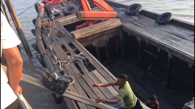 Polisi Tangkap Penyelundup 84 Ribu Botol Miras di Batam Polisi Tangkap Penyelundup 84 Ribu Botol Miras di Batam