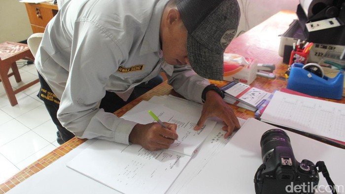 Melihat 3 Petugas Pantau Pergerakan Gunung Agung Tiap Detik