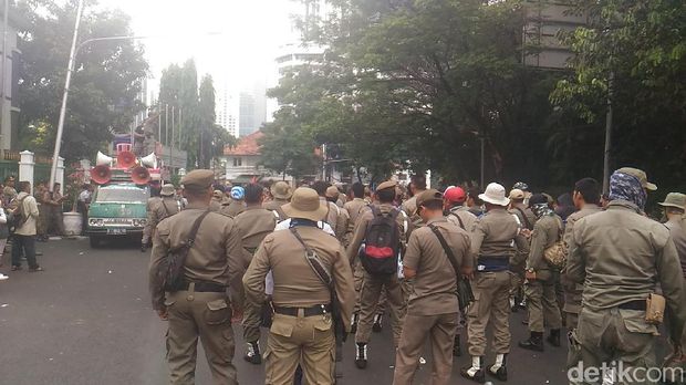 Massa Satpol PP dan Dishub DKI membubarkan diri.