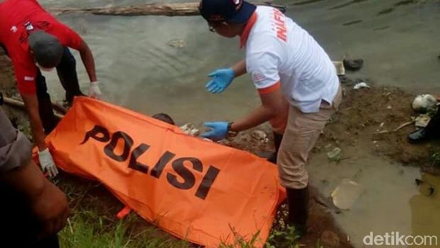 Proses evakuasi mayat tanpa identitas di Kebumen. 