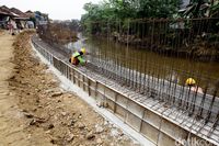 Pembangunan Tanggul Di Sepanjang Proyek Normalisasi Ciliwung