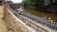 Pekerjaan proyek normalisasi kali Ciliwung, untuk mengatasi banjir, masih berlangsung.