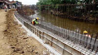 Pembangunan Tanggul di Sepanjang Proyek Normalisasi Ciliwung