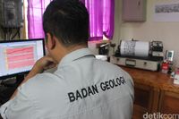 Melihat 3 Petugas Pantau Pergerakan Gunung Agung Tiap Detik