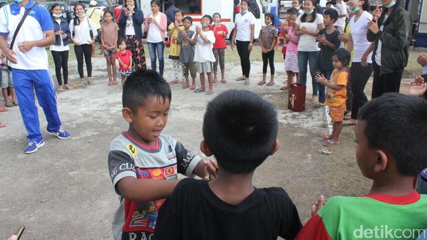 Cegah Trauma, Relawan Ajak Anak Pengungsi Gunung Agung Bermain