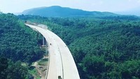 Jika cuaca cerah, maka panorama alam yang indah bisa dilihat oleh pengguna tol berupa bentangan hutan hijau, perbukitan, dan gunung. Dok. Jasa Marga.