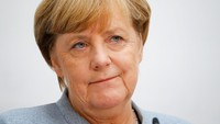 Kepada para pendukungnya, Merkel yang telah 12 tahun memegang jabatan kanselir sebenarnya berharap mendapatkan hasil yang lebih baik. Merkel juga nampak menunjukkan ekspresi senyum usai kemenangan ini. (REUTERS/Kai Pfaffenbach)