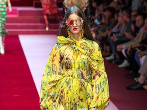 Inspirasi Ibu-ibu, Dolce & Gabbana Tampilkan Tas Pasar Isi Sayur di Milan