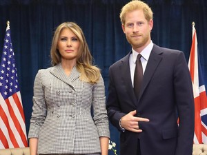 Pangeran Harry Tampilkan Gestur Tangan Aneh Saat Bertemu Melania Trump