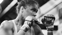 Harapannya, semoga pengakuan Rousey bisa membuka jalan bagi atlet-atlet UFC dan MMA lainnya yang mengalami masalah mental dan kejiwaan untuk mencari bantuan. Foto: Instagram/RondaRousey