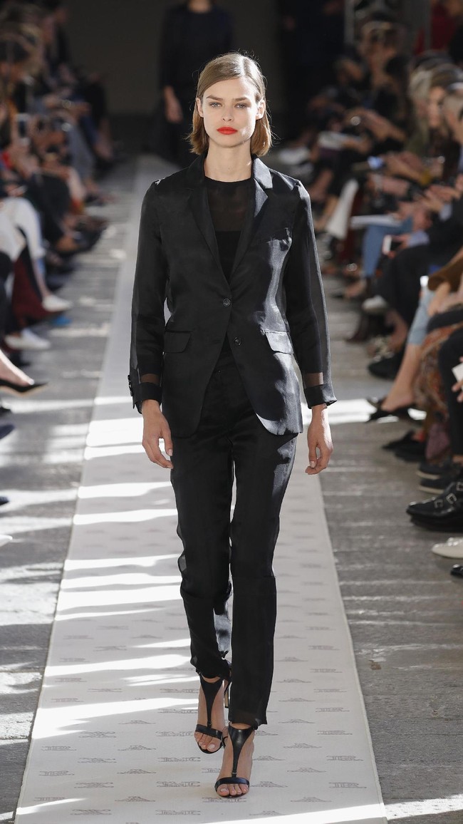 A model walks the runway at the Max Mara show during Milan Fashion Week Spring/Summer 2018 on September 21, 2017 in Milan, Italy.  (Photo by Andreas Rentz/Getty Images)