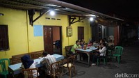 Pukul 00.00 WIB beberapa waktu lalu detikTravel mengunjungi gudeg itu. Memang buka dasar penjualnya hanya di malam hari hingga tengah tengah malam (Masaul/detikTravel)