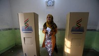 Seorang perempuan menentukan pilihannya dalam referendum kemerdekaan Kurdi di Halabja, Iraq, 25 September. (Alaa Al Marjani/REUTERS)