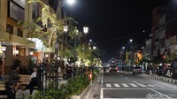 Bergeser sedikit dari lokasi sebelumnya kita akan tiba di Jalan Malioboro. Tak hanya siangnya yang ramai. Malam di sini pun syahdu (Masaul/detikTravel)