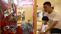 Kepitingnya berjenis Chinese mitten crab atau dikenal sebagai Shanghai hairy crab. Kalau di pasaran harganya sekitar 300 RMB (Rp 603.000). Tapi mesin ini bisa dipakai dengan biaya 5 yuan (Rp  10.000) atau gratis dicoba kalau punya nilai kredit Alibaba yang tinggi. Anak-anak saja ikut coba. Foto: Istimewa