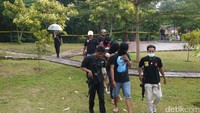 Selanjutnya, baik tersangka maupun korban serta peserta duel lainnya langsung menuju lokasi duel yang berada di pojok Taman Palupuh.